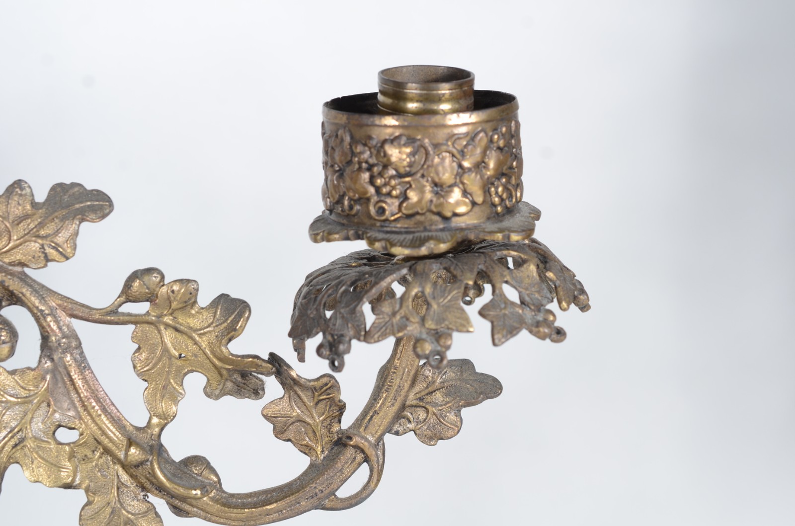 Par de candelabros de metal dourado para 3 velas cada, bases com... - foto 7 de 10