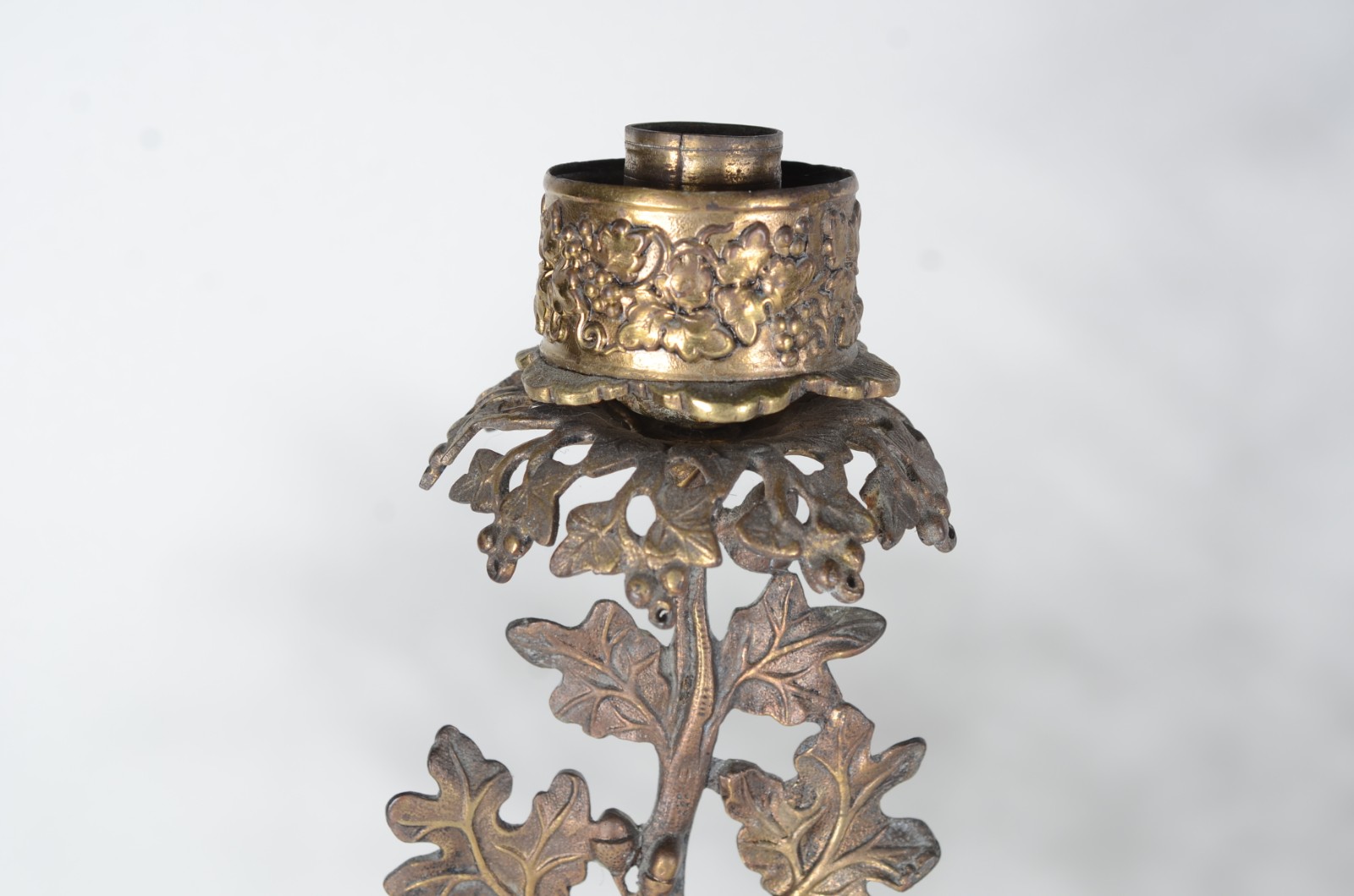 Par de candelabros de metal dourado para 3 velas cada, bases com... - foto 8 de 10
