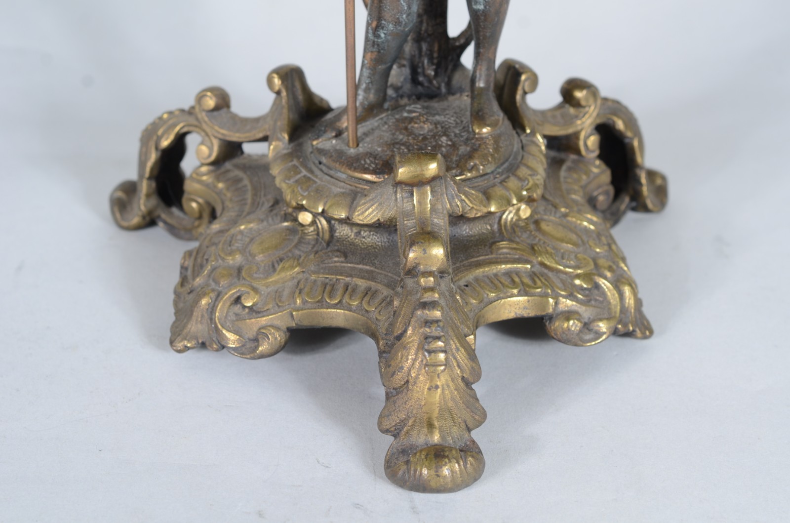 Par de candelabros de metal dourado para 3 velas cada, bases com... - foto 9 de 10