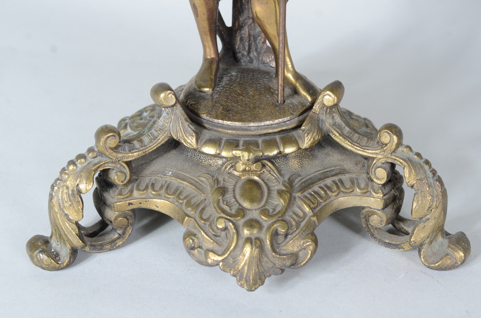 Par de candelabros de metal dourado para 3 velas cada, bases com... - foto 10 de 10