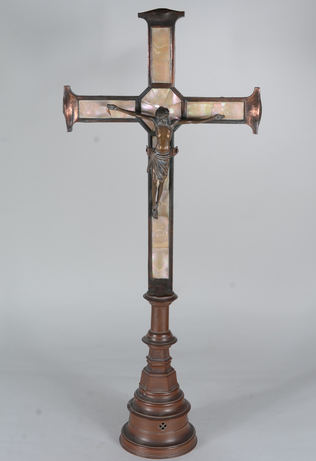 Crucifixo com imagem de Cristo de metal, fundo em madre perola (com... - foto 1 de 8