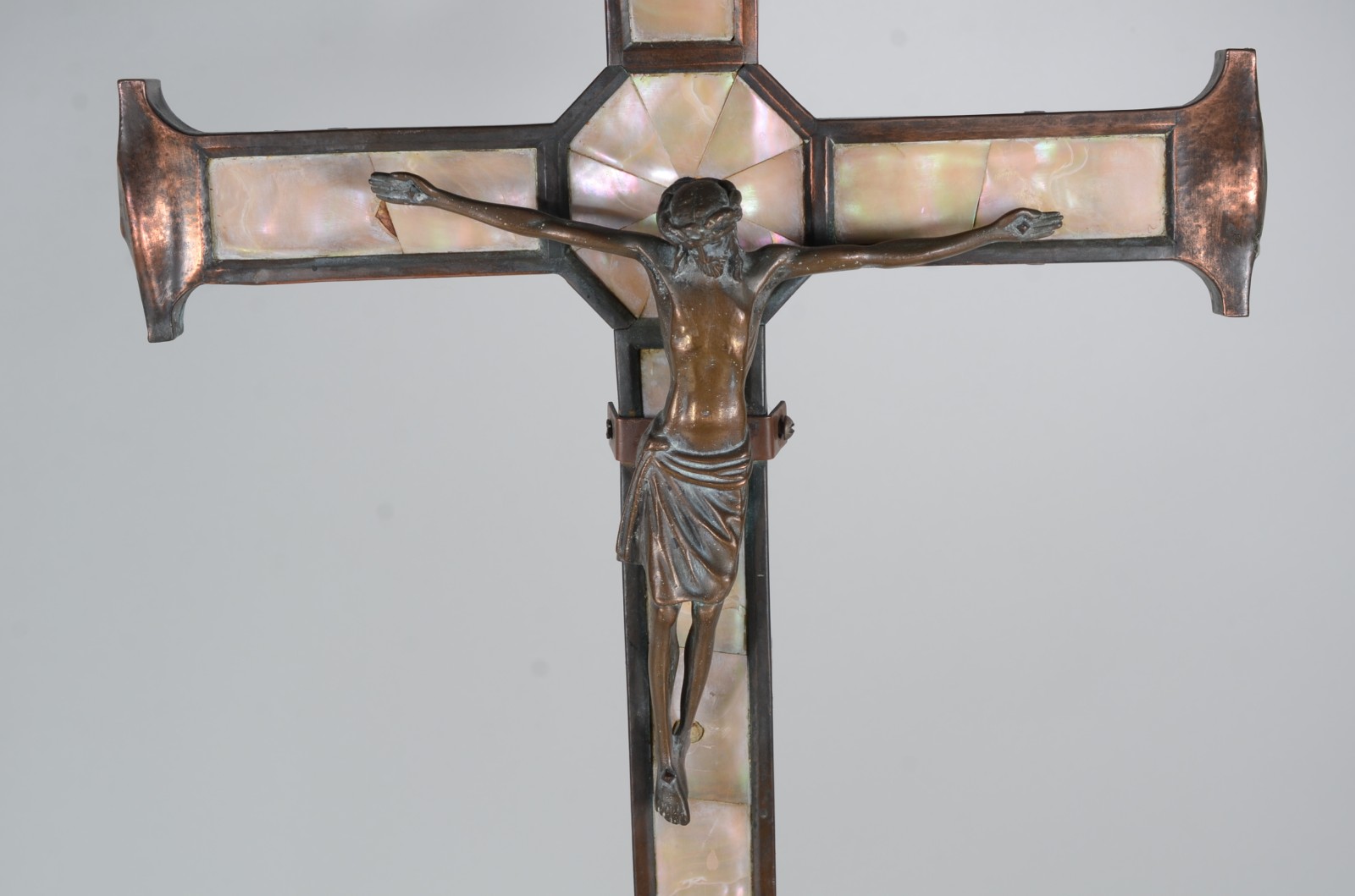 Crucifixo com imagem de Cristo de metal, fundo em madre perola (com... - foto 2 de 8