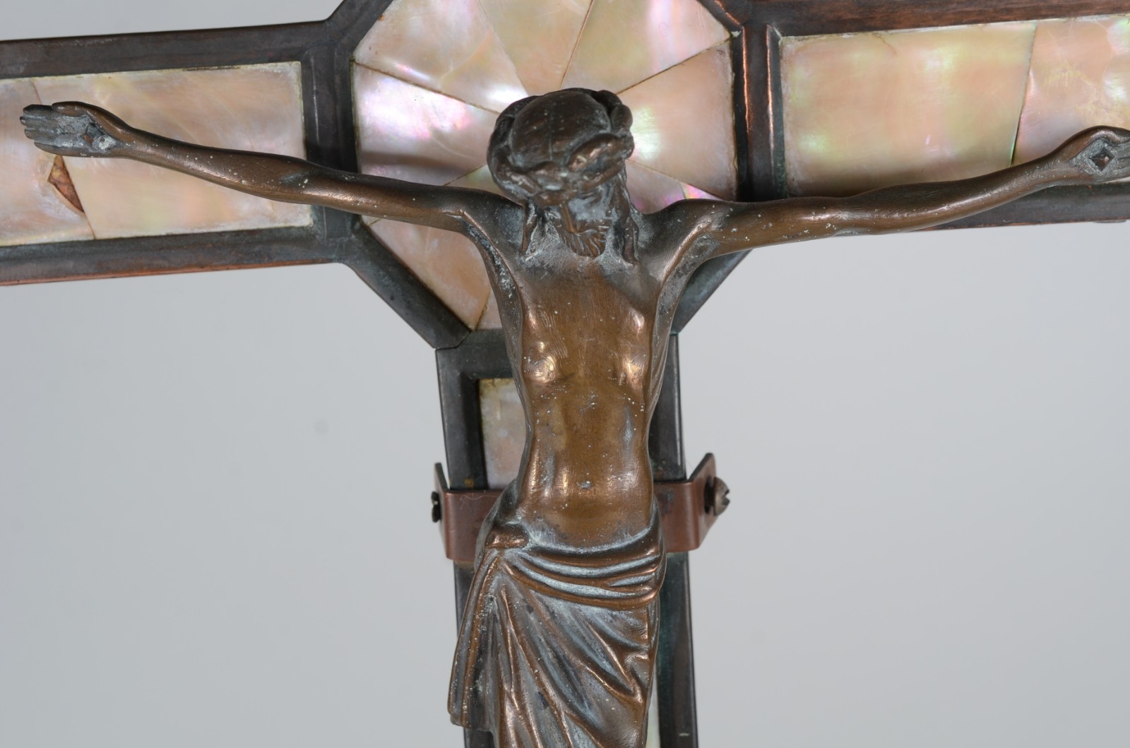 Crucifixo com imagem de Cristo de metal, fundo em madre perola (com... - foto 3 de 8