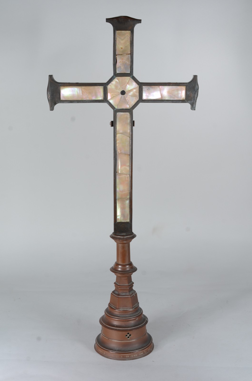 Crucifixo com imagem de Cristo de metal, fundo em madre perola (com... - foto 4 de 8