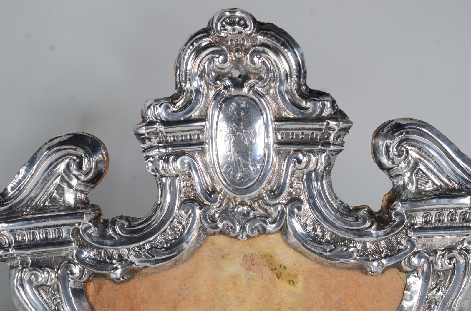 Par de sacras de altar em prata repuxada sobre estrutura de madeira... - foto 3 de 8