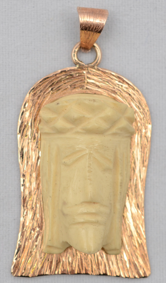 Pendente CRISTO, em ouro 16 k e escultura em marfim. Peso total 5,7 g...