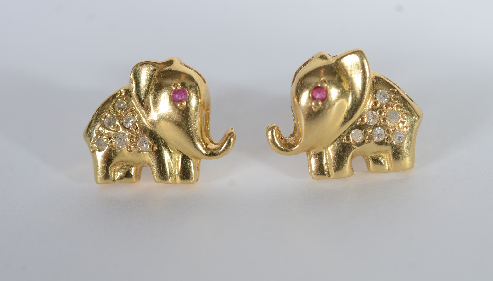 Par de brincos de ouro 18 k , feitio elefante com brilhantes. (Por... - foto 1 de 3