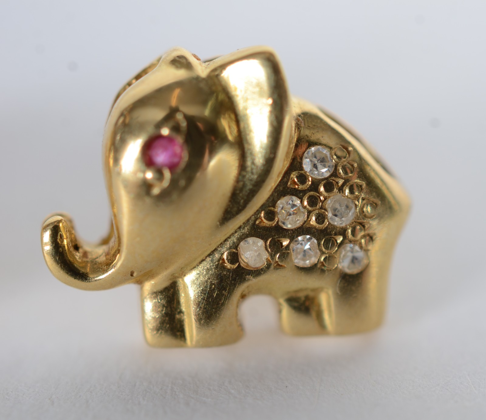 Par de brincos de ouro 18 k , feitio elefante com brilhantes. (Por... - foto 2 de 3