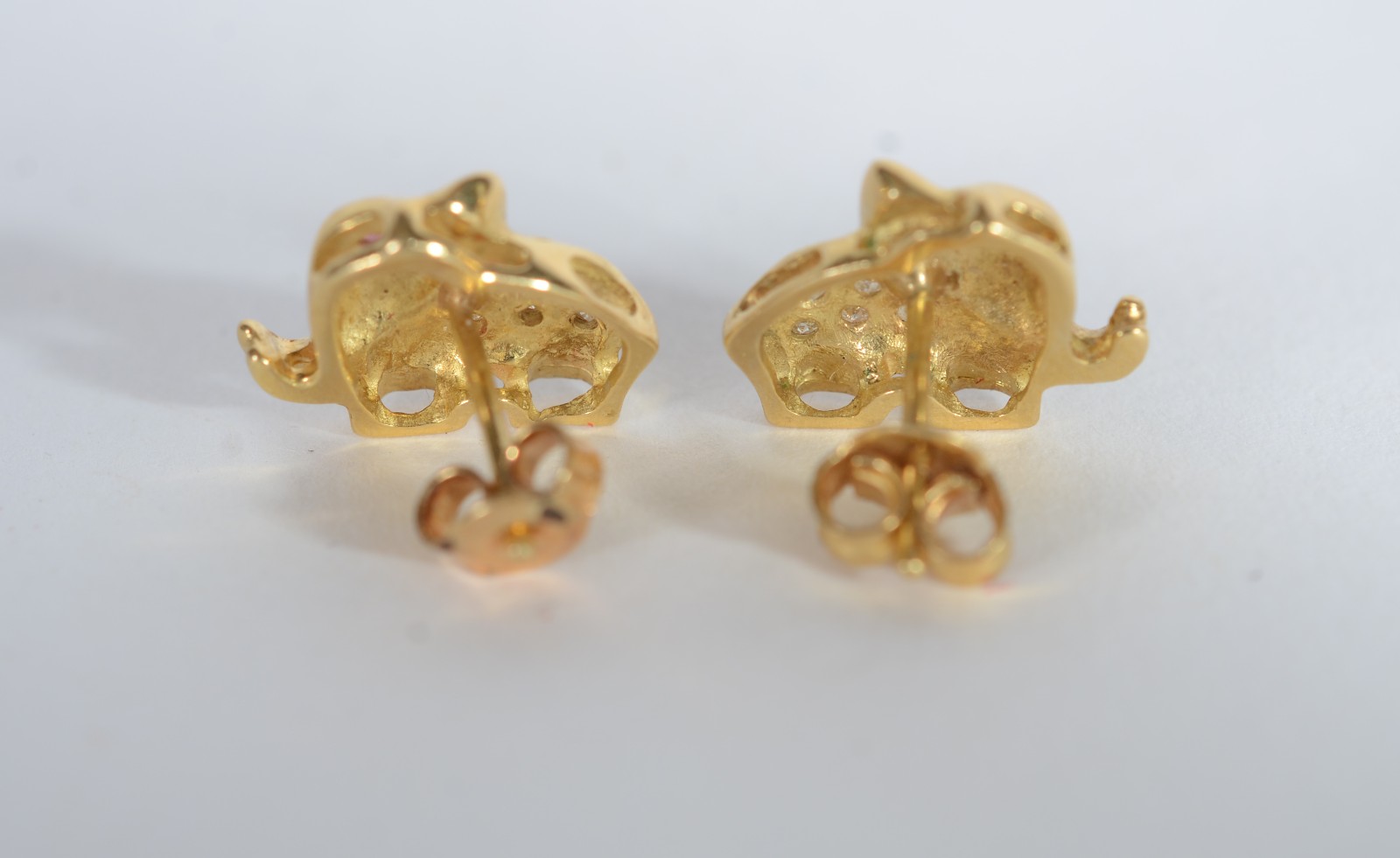 Par de brincos de ouro 18 k , feitio elefante com brilhantes. (Por... - foto 3 de 3