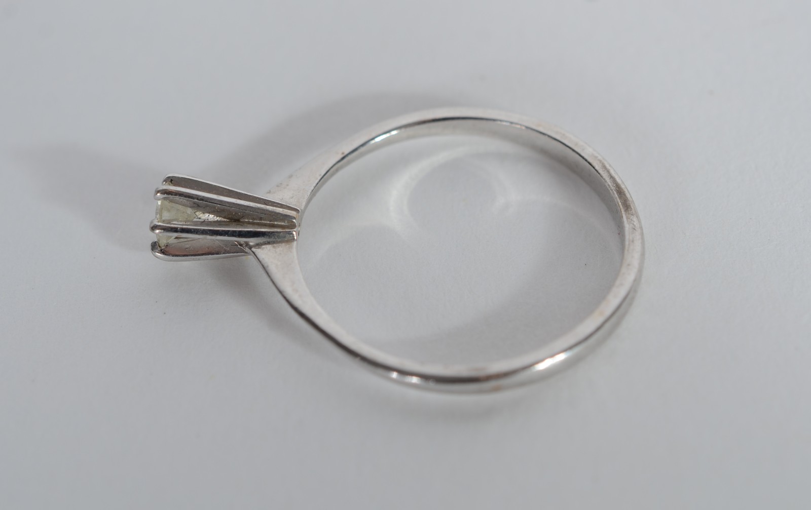 Solitário de platina com brilhante, aro 19. (Por motivos de segurança... - foto 3 de 7