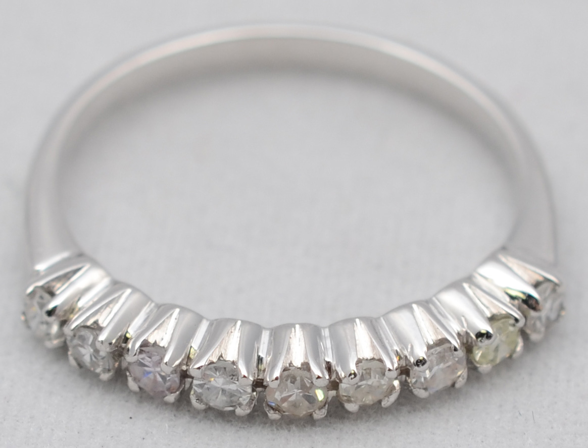 Meia aliança em ouro branco com aproximadamente 0.60 ct de...