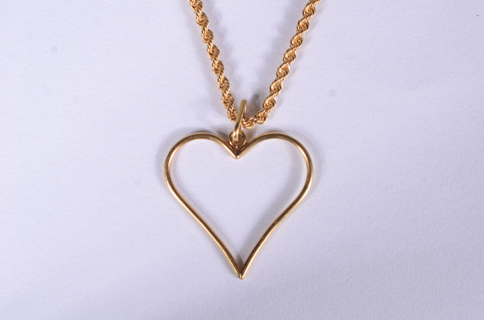 Colar de ouro 18 k., contraste 750 com pendente feitio coração. (Por... - foto 1 de 5