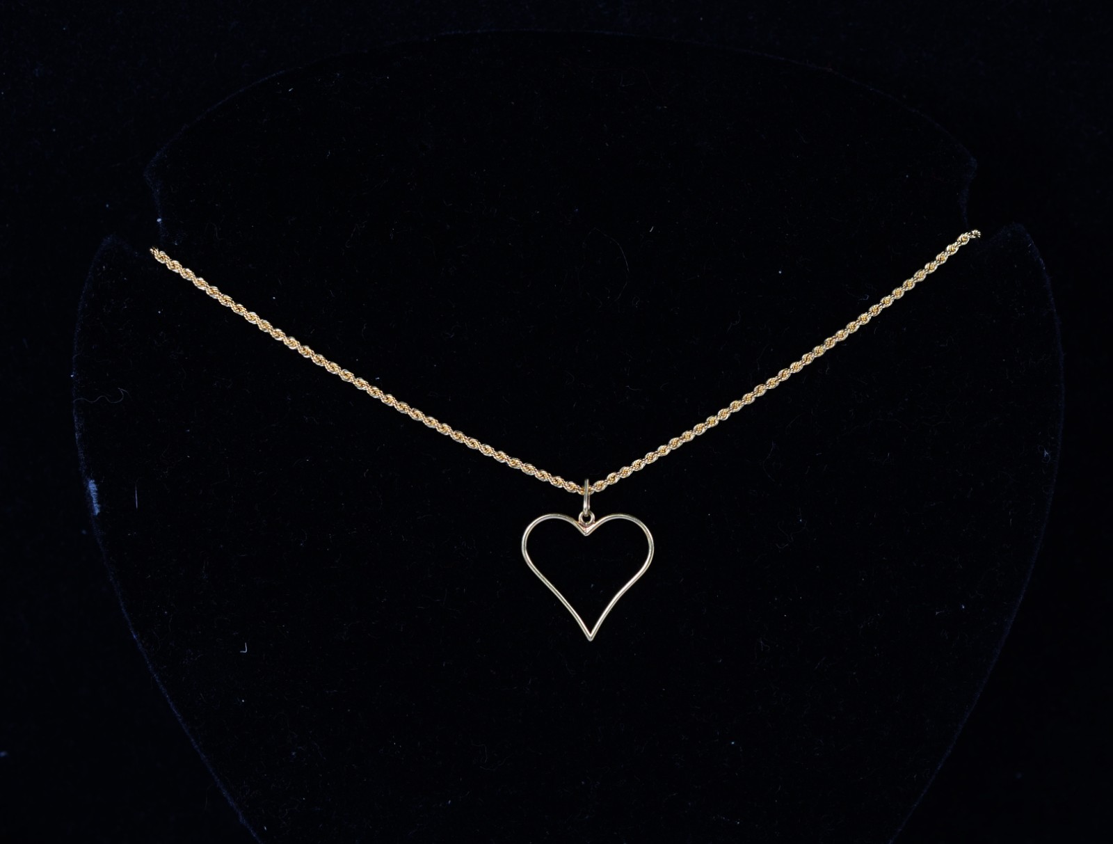 Colar de ouro 18 k., contraste 750 com pendente feitio coração. (Por... - foto 5 de 5