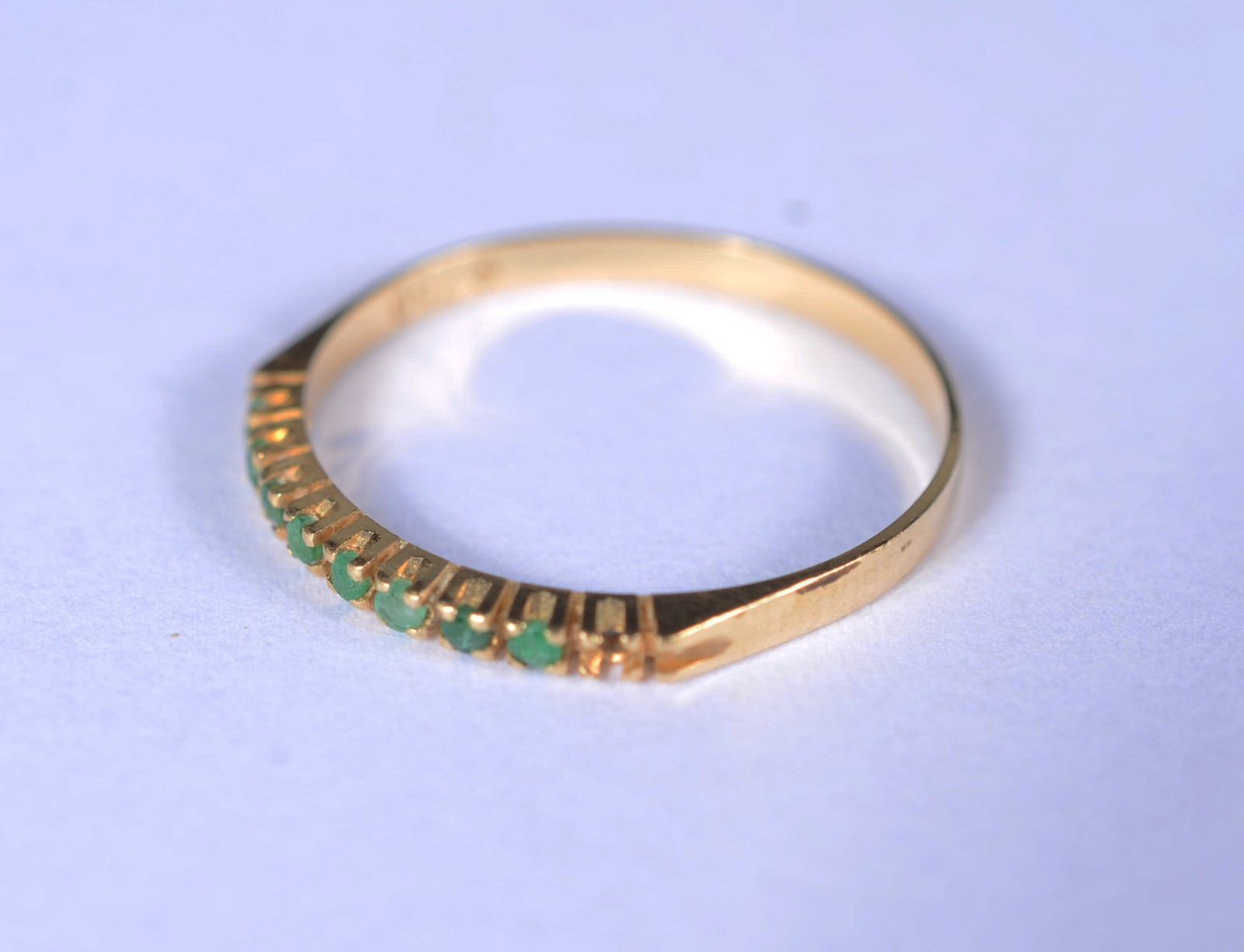 Anel de ouro 18 k., contraste 750 cravejado com esmeraldas, aro 17... - foto 1 de 11