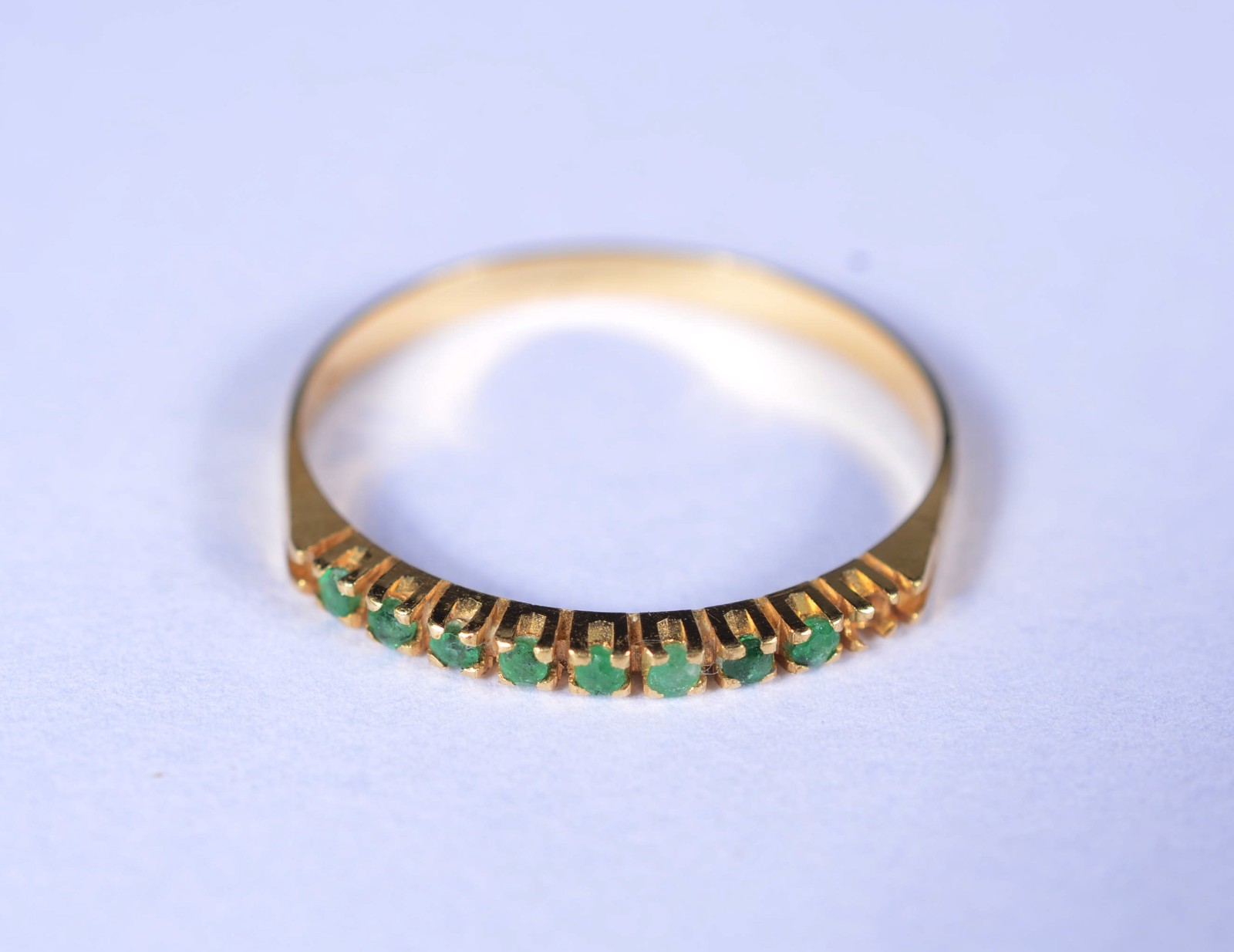 Anel de ouro 18 k., contraste 750 cravejado com esmeraldas, aro 17... - foto 2 de 11