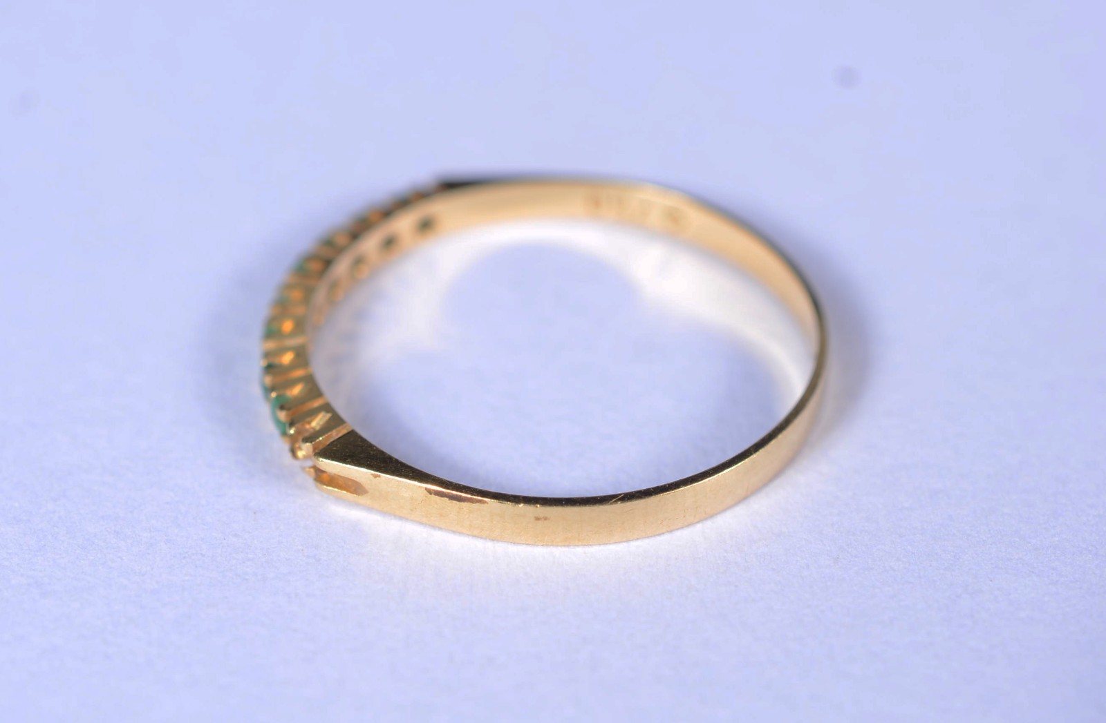 Anel de ouro 18 k., contraste 750 cravejado com esmeraldas, aro 17... - foto 3 de 11