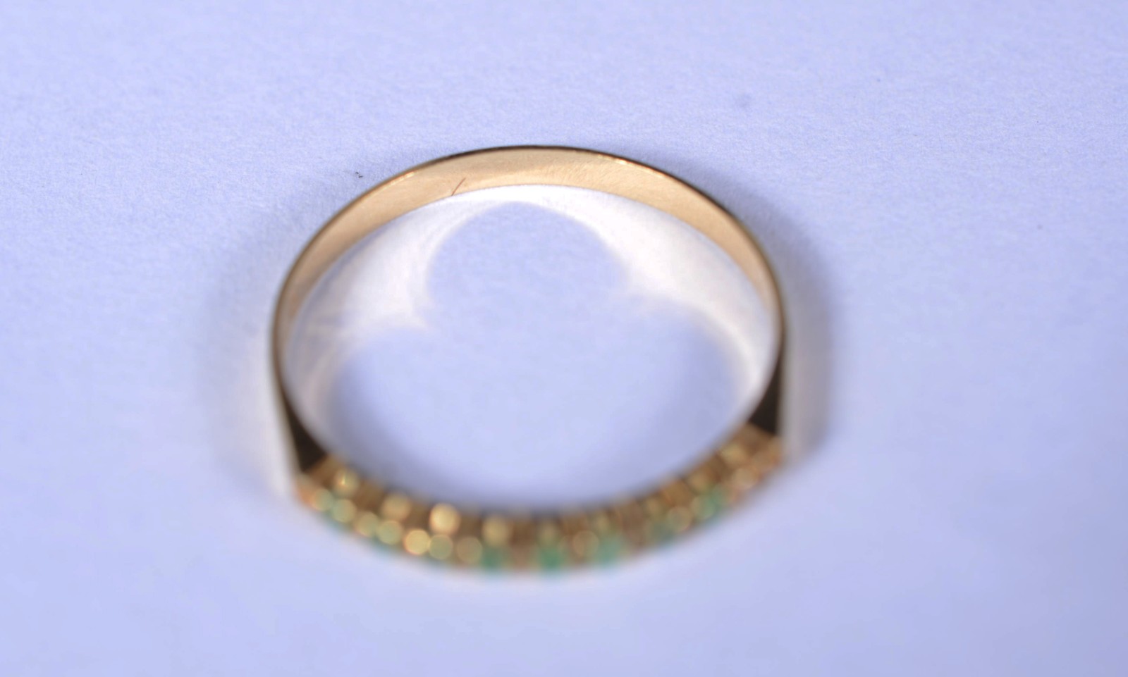 Anel de ouro 18 k., contraste 750 cravejado com esmeraldas, aro 17... - foto 4 de 11