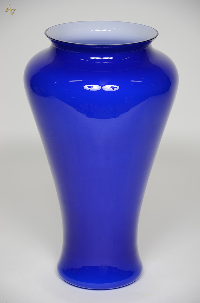 Vaso em murano veneziano, anos 80, na cor azul cobalto. Altura 48 cm.