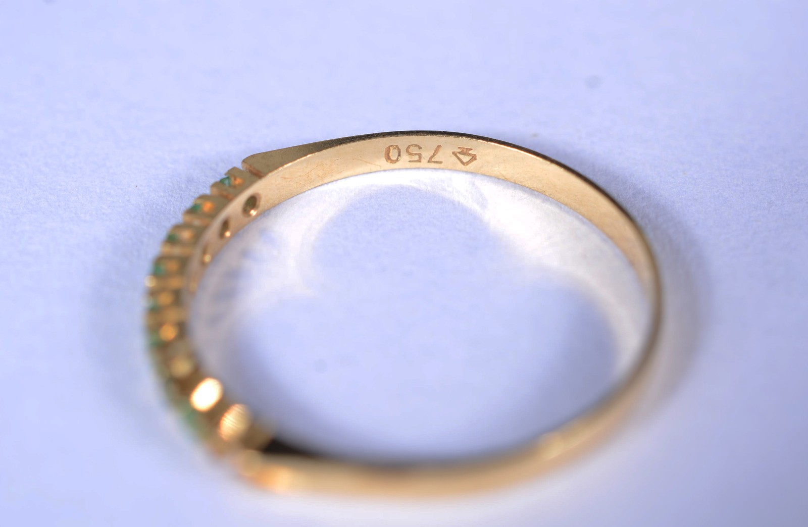 Anel de ouro 18 k., contraste 750 cravejado com esmeraldas, aro 17... - foto 5 de 11