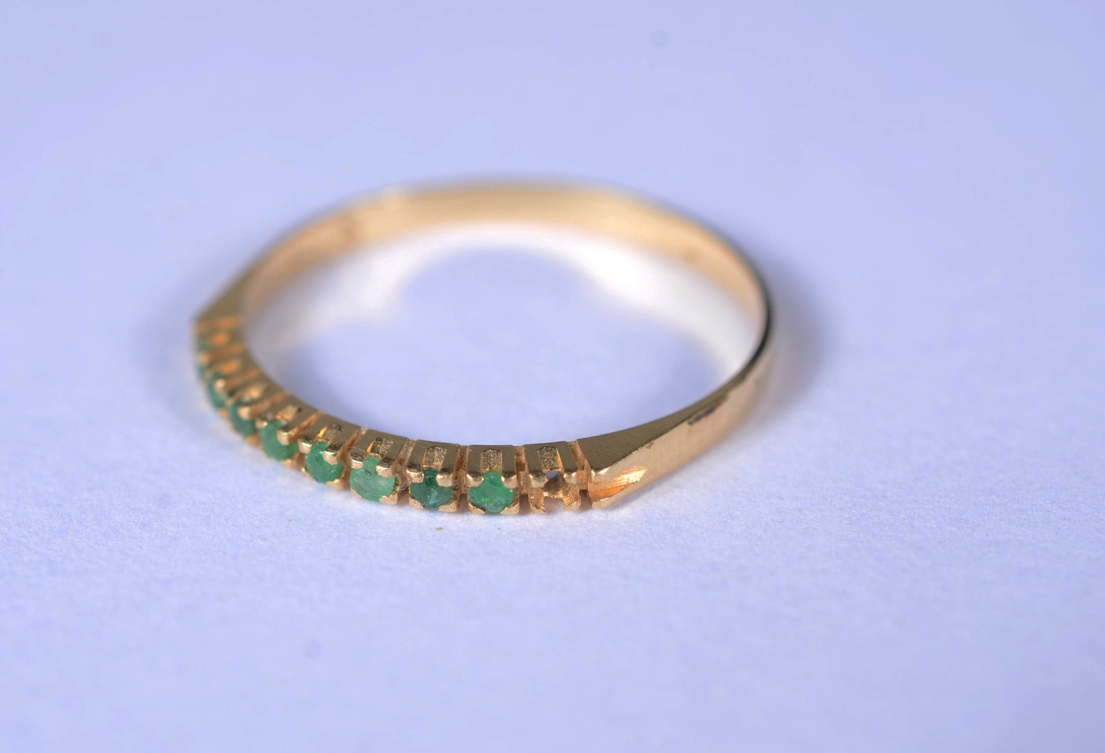 Anel de ouro 18 k., contraste 750 cravejado com esmeraldas, aro 17... - foto 7 de 11