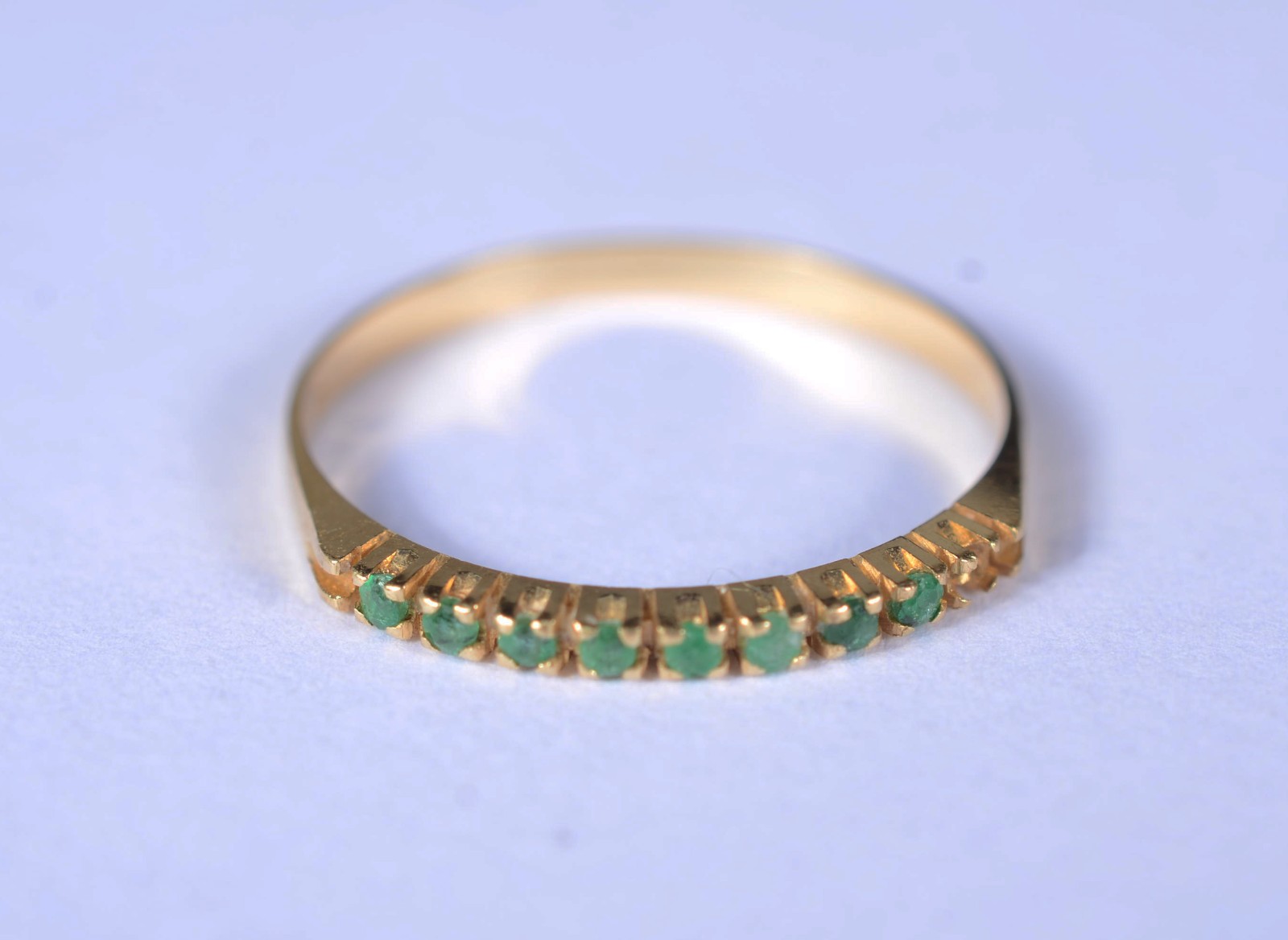 Anel de ouro 18 k., contraste 750 cravejado com esmeraldas, aro 17... - foto 8 de 11