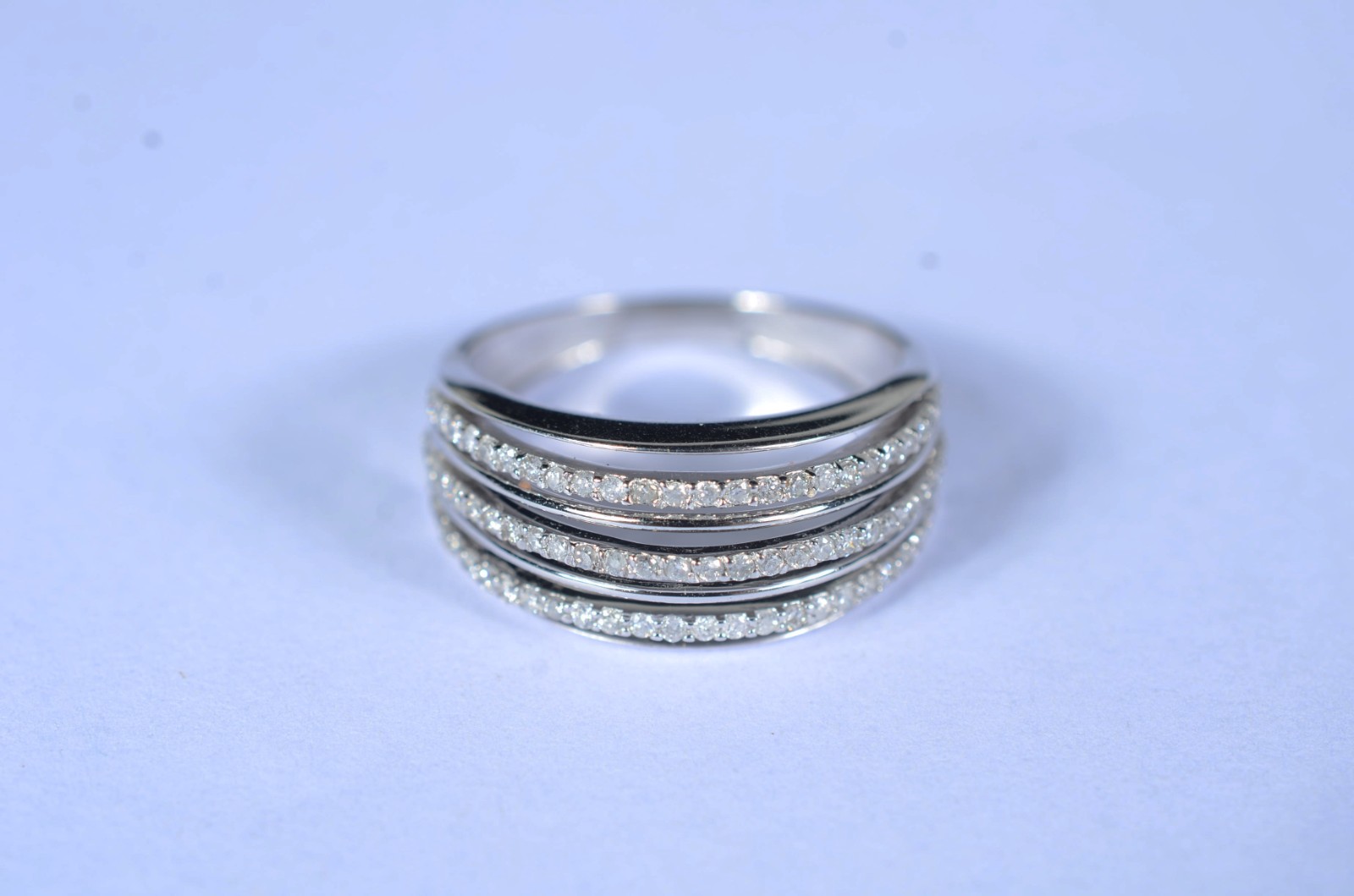 Anel de ouro branco cravejado com mini brilhantes, aro 18. (Por... - foto 2 de 9