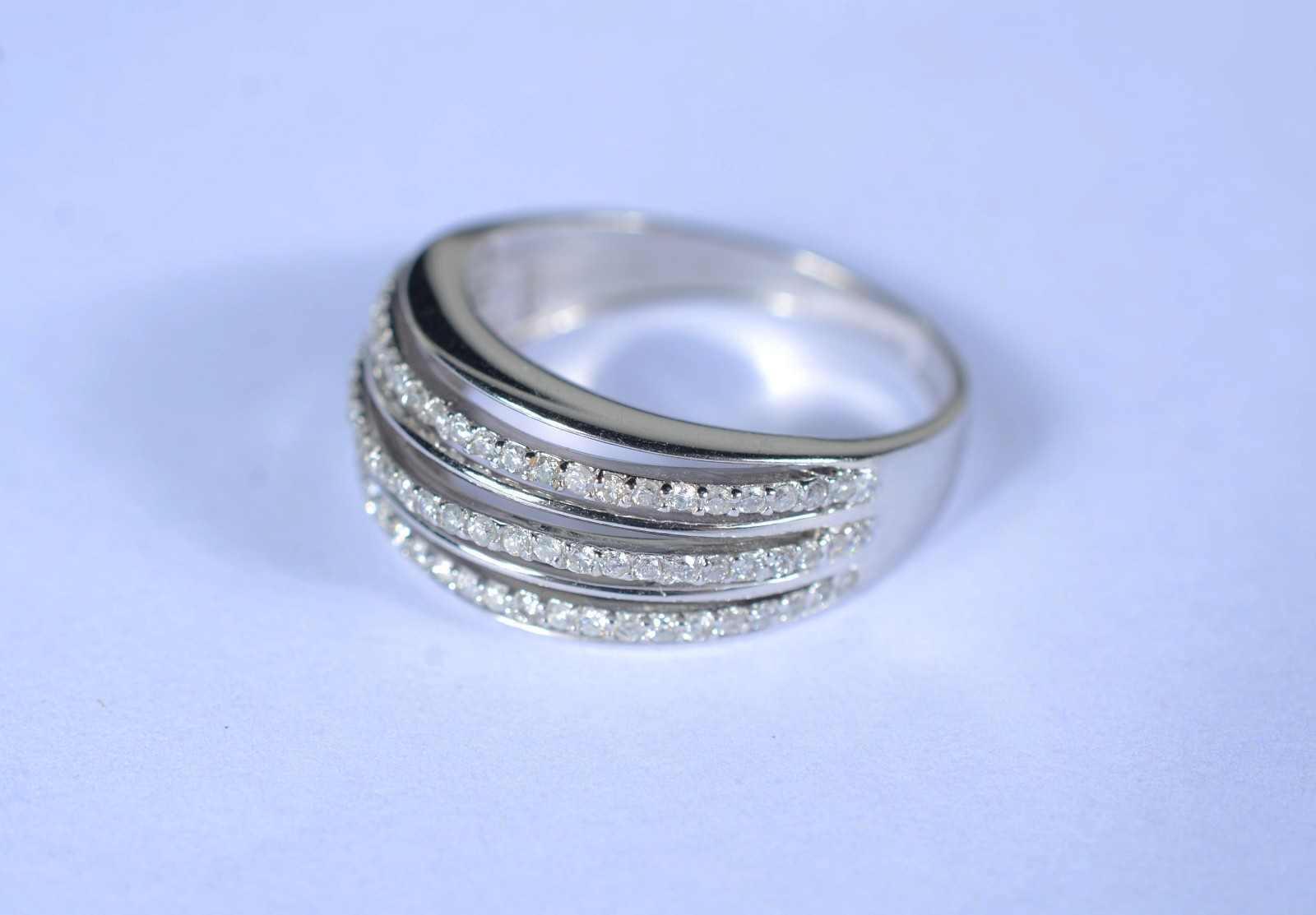 Anel de ouro branco cravejado com mini brilhantes, aro 18. (Por... - foto 1 de 9