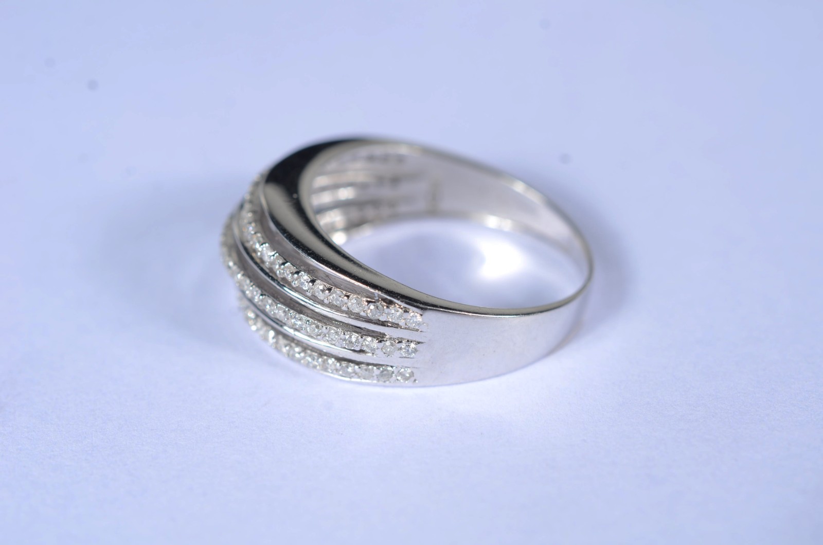 Anel de ouro branco cravejado com mini brilhantes, aro 18. (Por... - foto 3 de 9