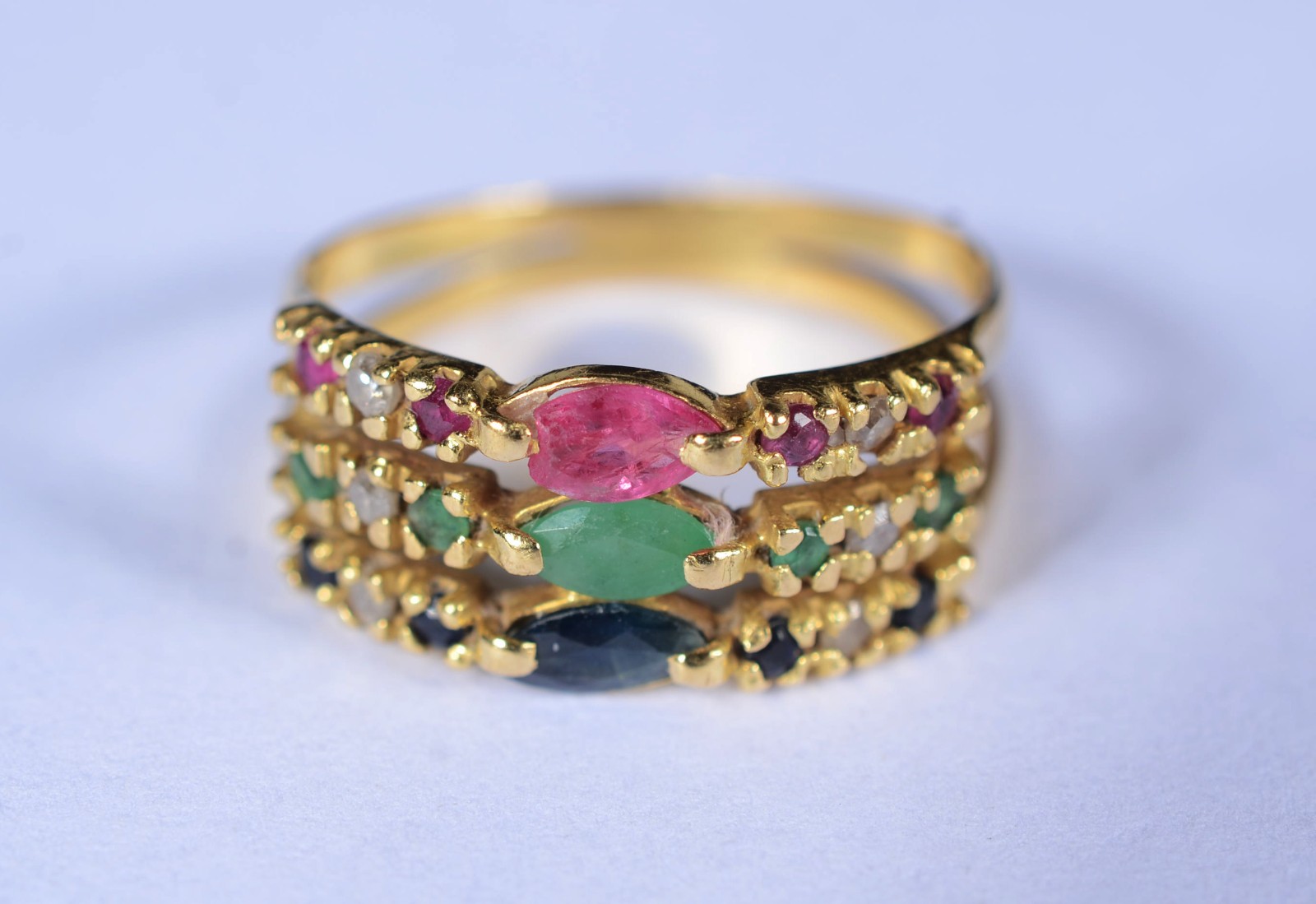 Anel de ouro 18 k., contraste 750 com brilhantes e pedras coloridas... - foto 2 de 9