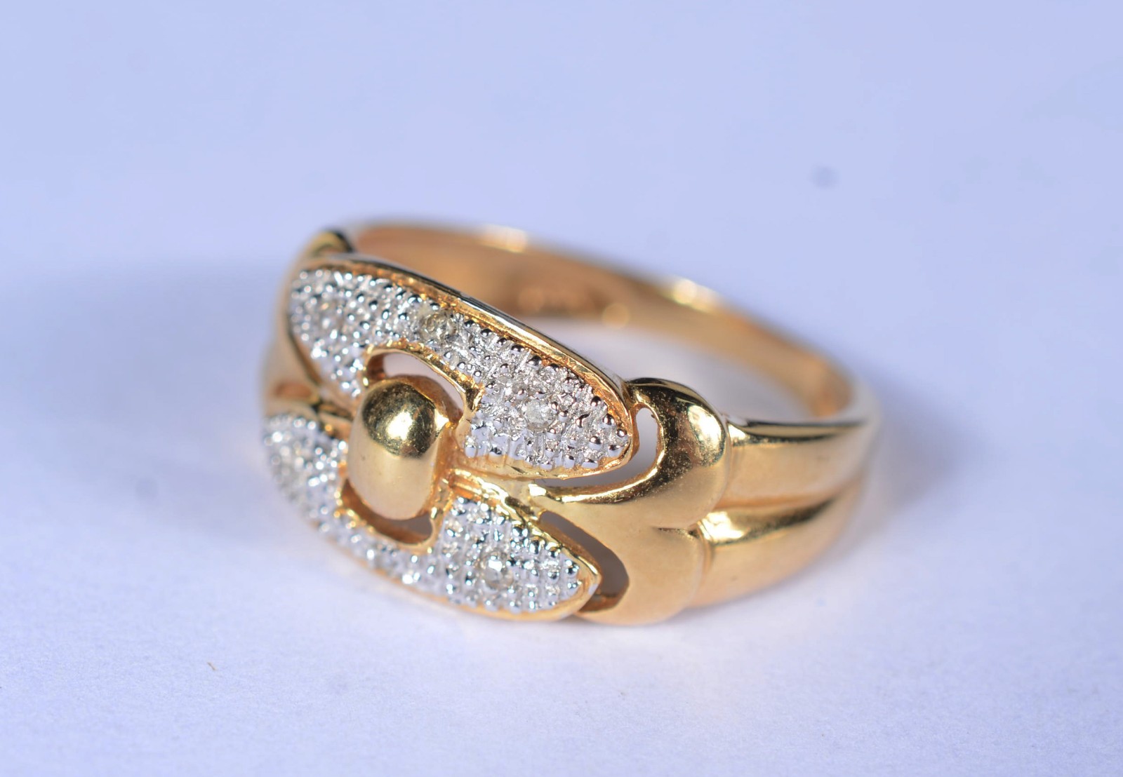 Anel de ouro 18 k., contraste 750 cravejado de brilhantes, aro 15... - foto 1 de 10