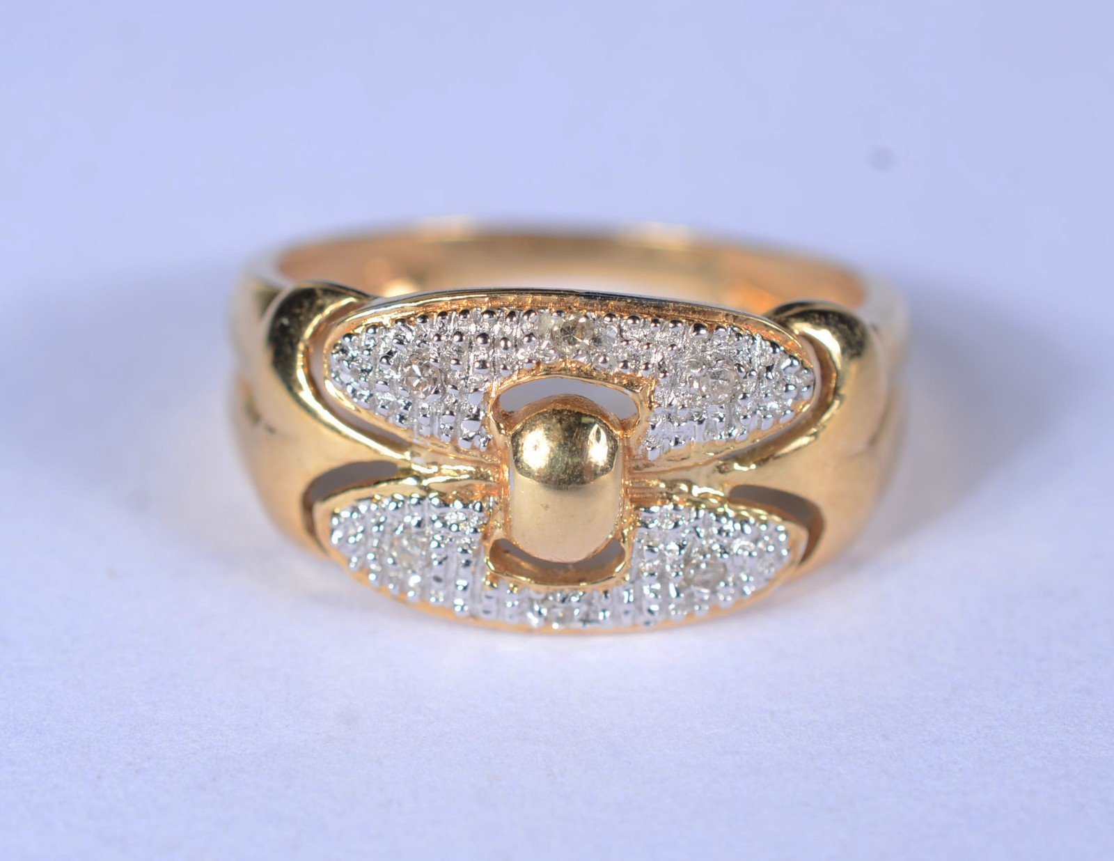Anel de ouro 18 k., contraste 750 cravejado de brilhantes, aro 15... - foto 2 de 10