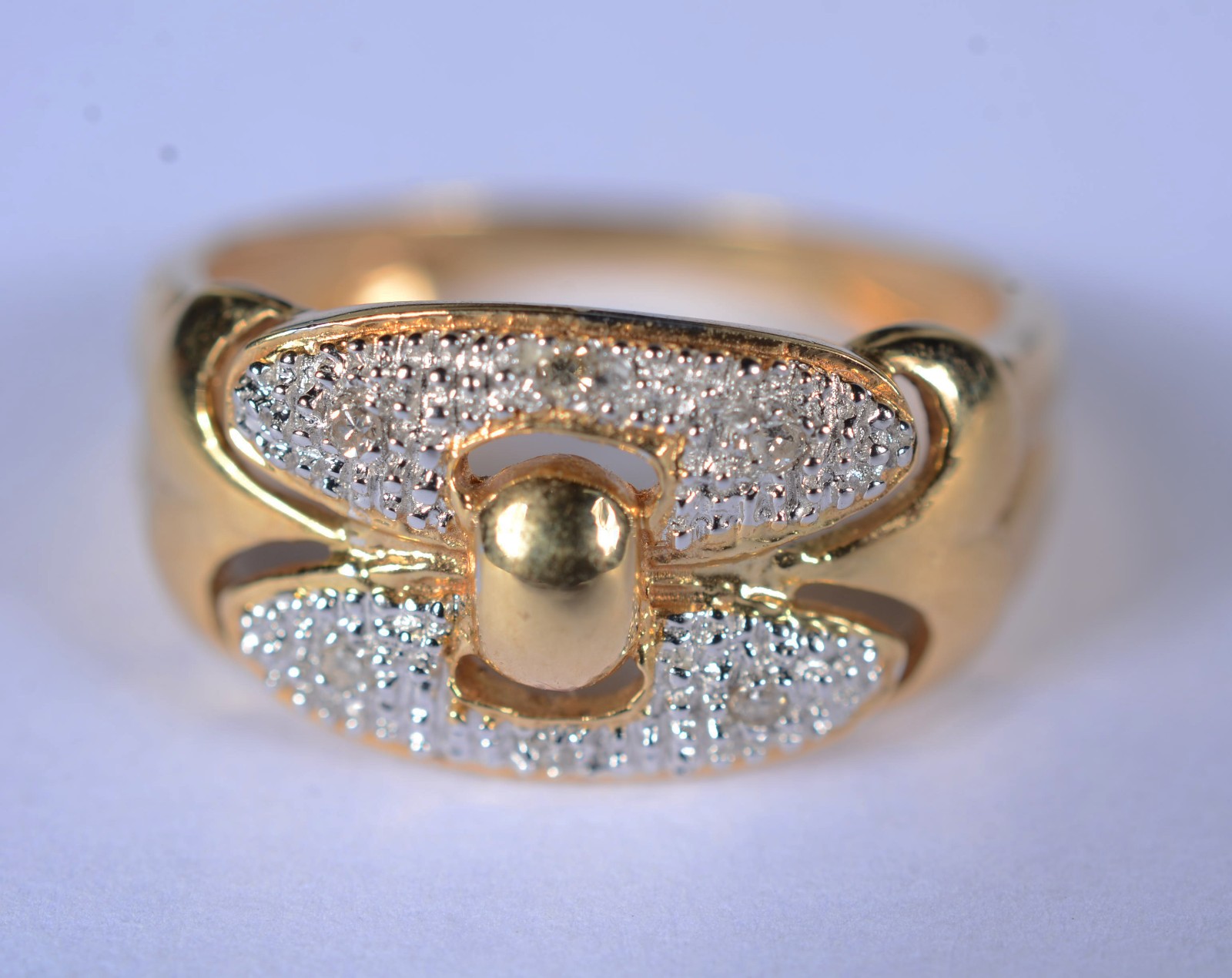 Anel de ouro 18 k., contraste 750 cravejado de brilhantes, aro 15... - foto 3 de 10