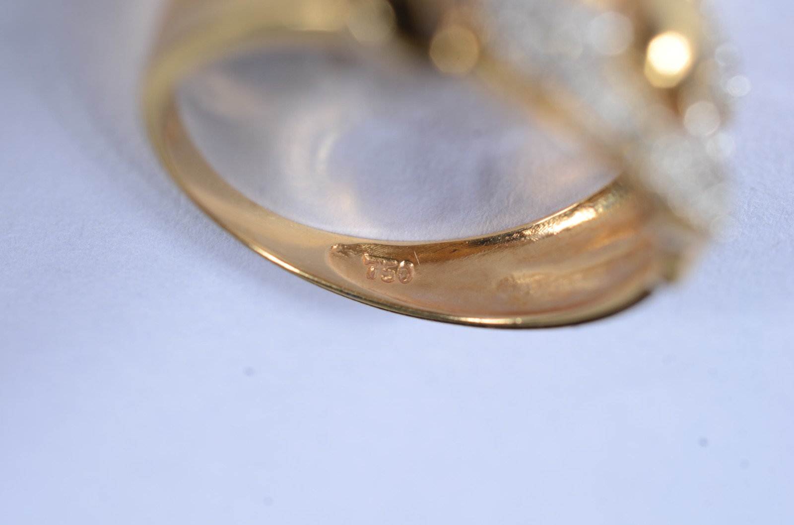 Anel de ouro 18 k., contraste 750 cravejado de brilhantes, aro 15... - foto 4 de 10