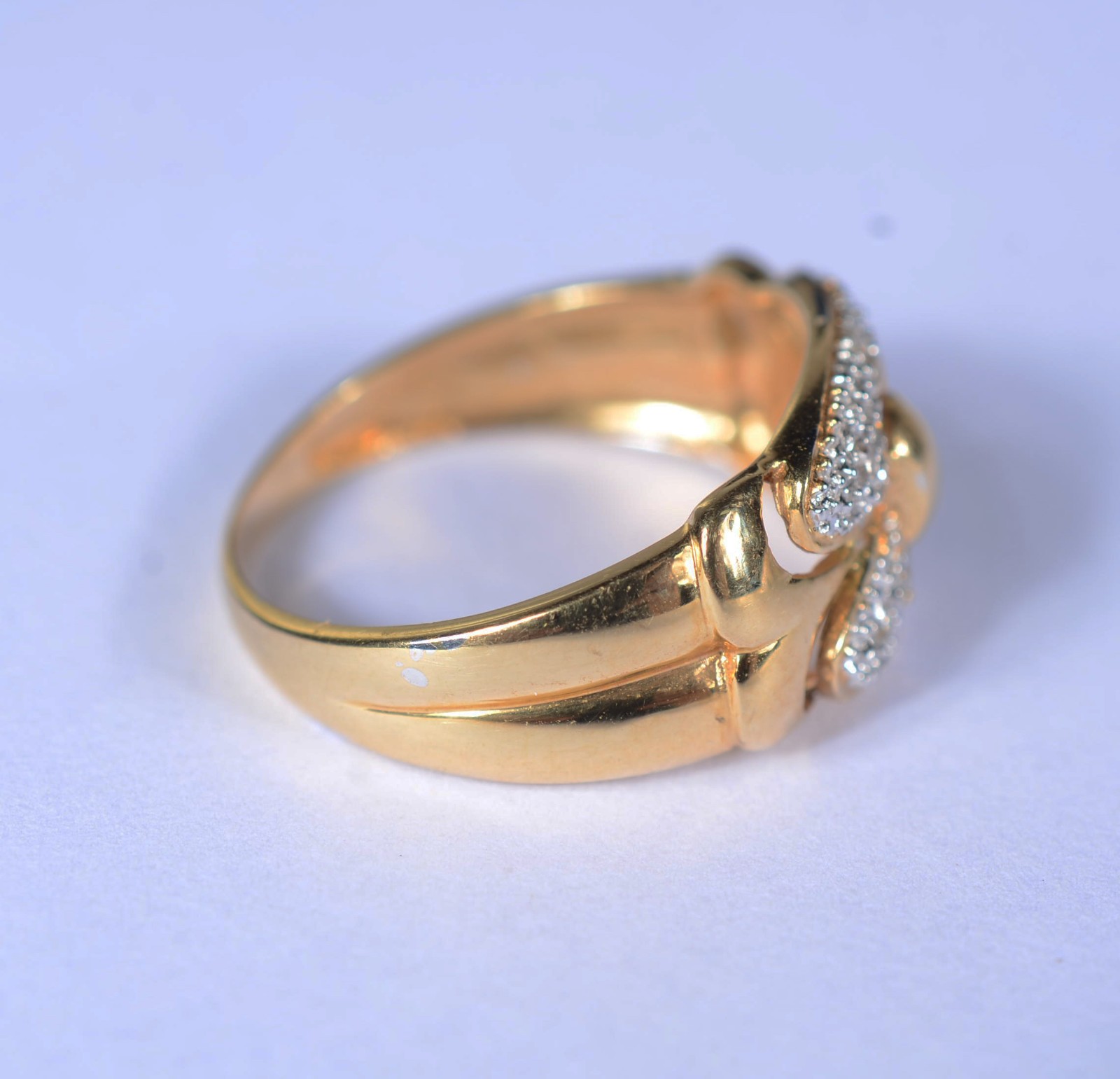 Anel de ouro 18 k., contraste 750 cravejado de brilhantes, aro 15... - foto 5 de 10
