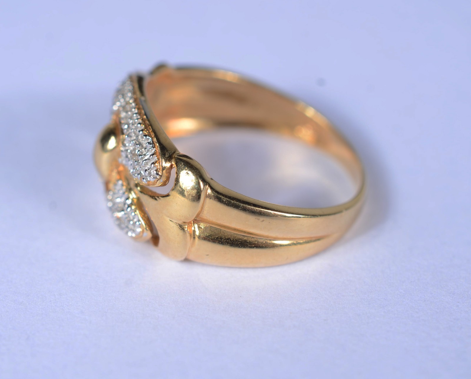 Anel de ouro 18 k., contraste 750 cravejado de brilhantes, aro 15... - foto 6 de 10