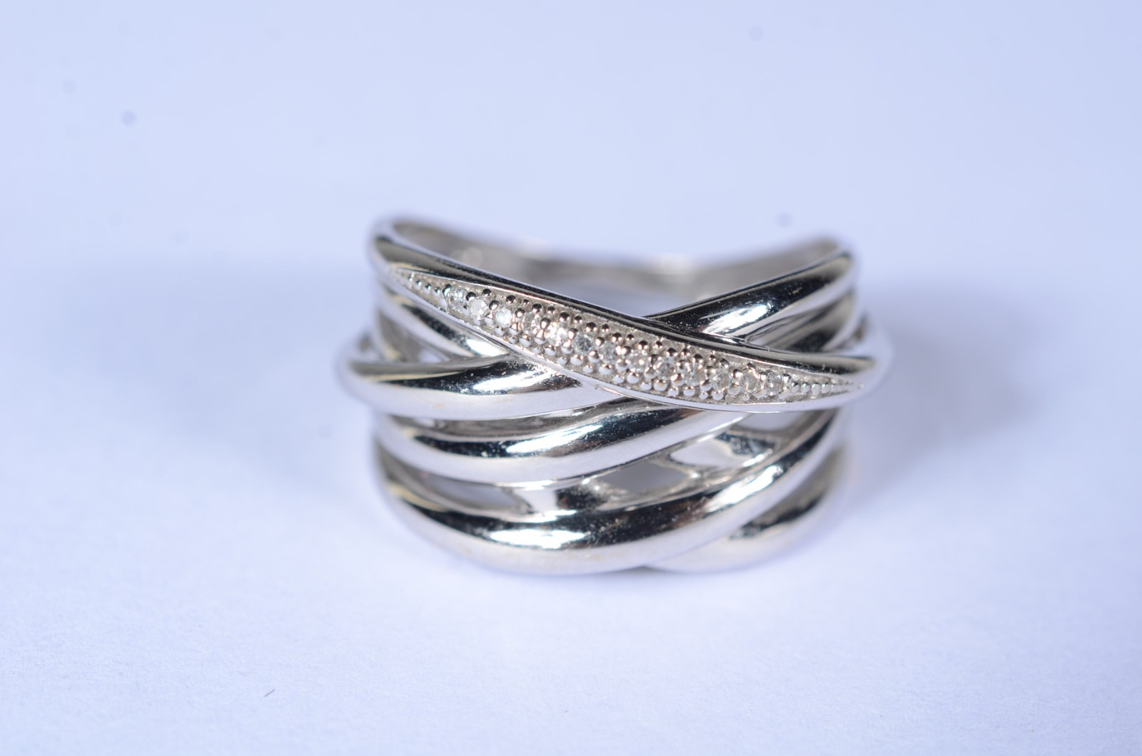Anel de ouro branco entrelaçado com mini brilhantes, aro 21. (Por... - foto 1 de 8
