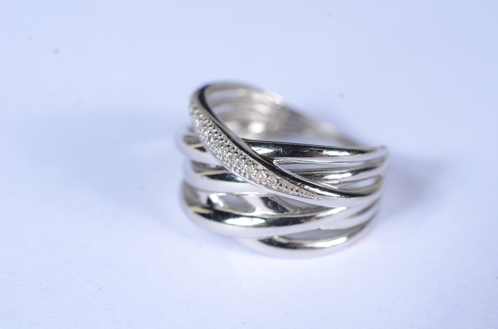 Anel de ouro branco entrelaçado com mini brilhantes, aro 21. (Por... - foto 2 de 8