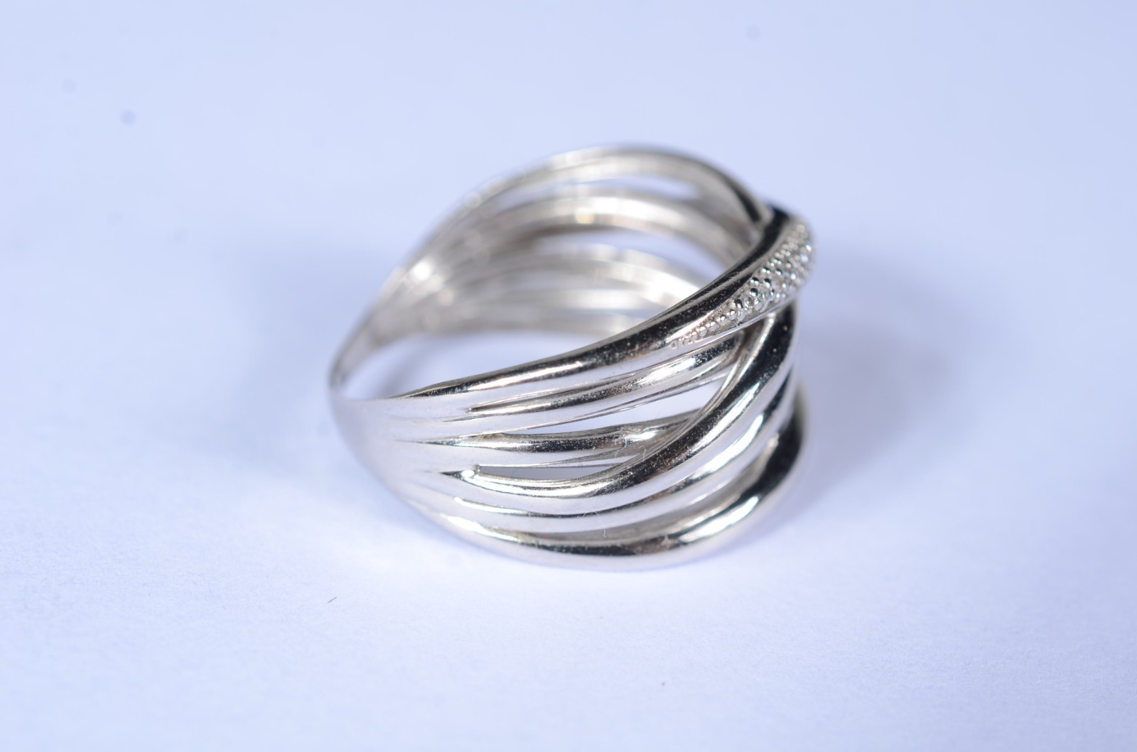 Anel de ouro branco entrelaçado com mini brilhantes, aro 21. (Por... - foto 3 de 8