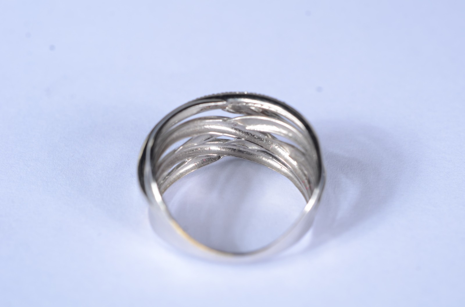 Anel de ouro branco entrelaçado com mini brilhantes, aro 21. (Por... - foto 4 de 8