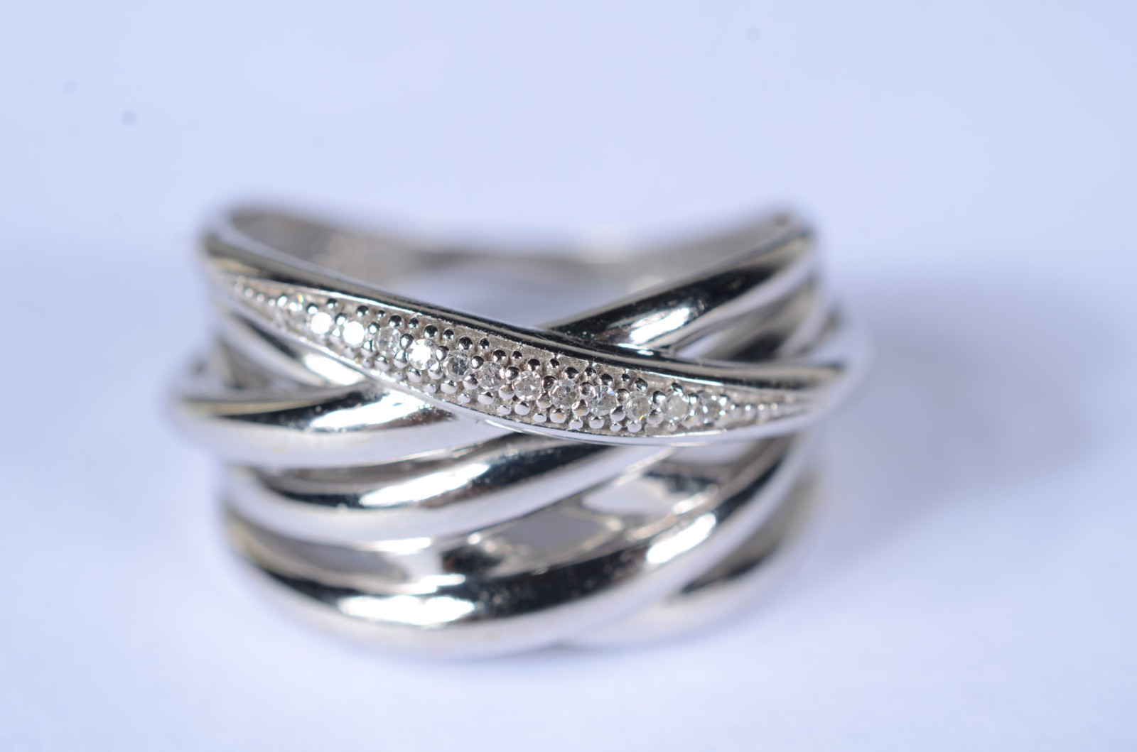 Anel de ouro branco entrelaçado com mini brilhantes, aro 21. (Por... - foto 5 de 8