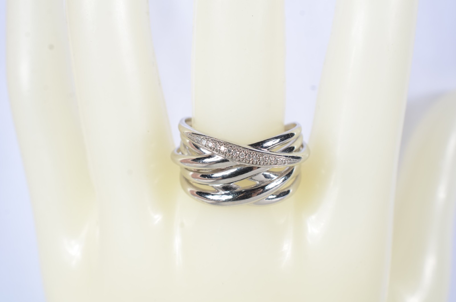Anel de ouro branco entrelaçado com mini brilhantes, aro 21. (Por... - foto 6 de 8