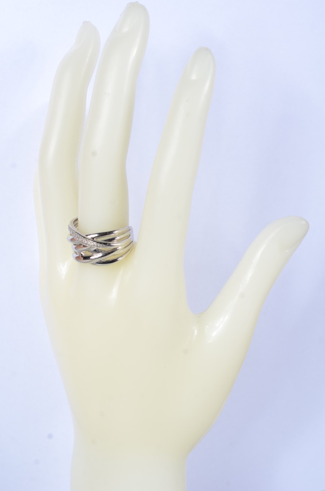 Anel de ouro branco entrelaçado com mini brilhantes, aro 21. (Por... - foto 8 de 8