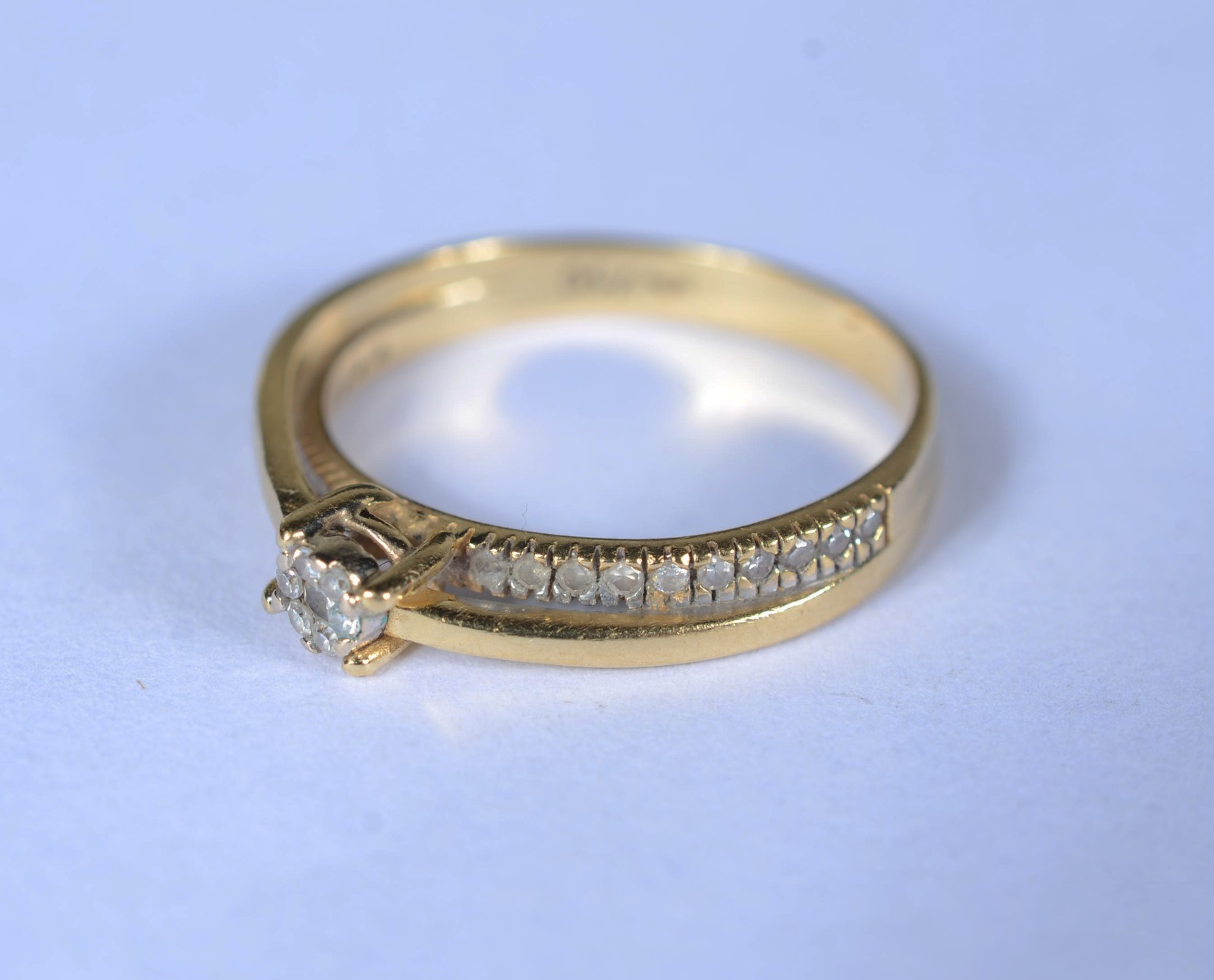 Anel de ouro 18 k., cravejado com safiras brancas, aro 15. (Por... - foto 1 de 10