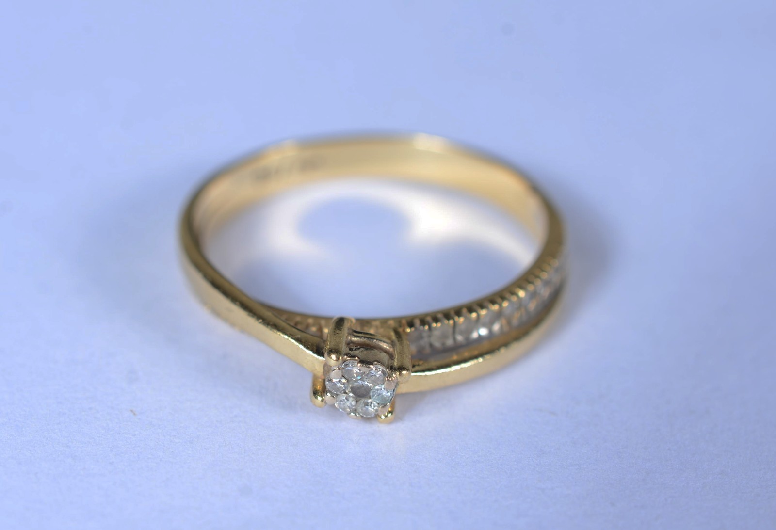 Anel de ouro 18 k., cravejado com safiras brancas, aro 15. (Por... - foto 2 de 10