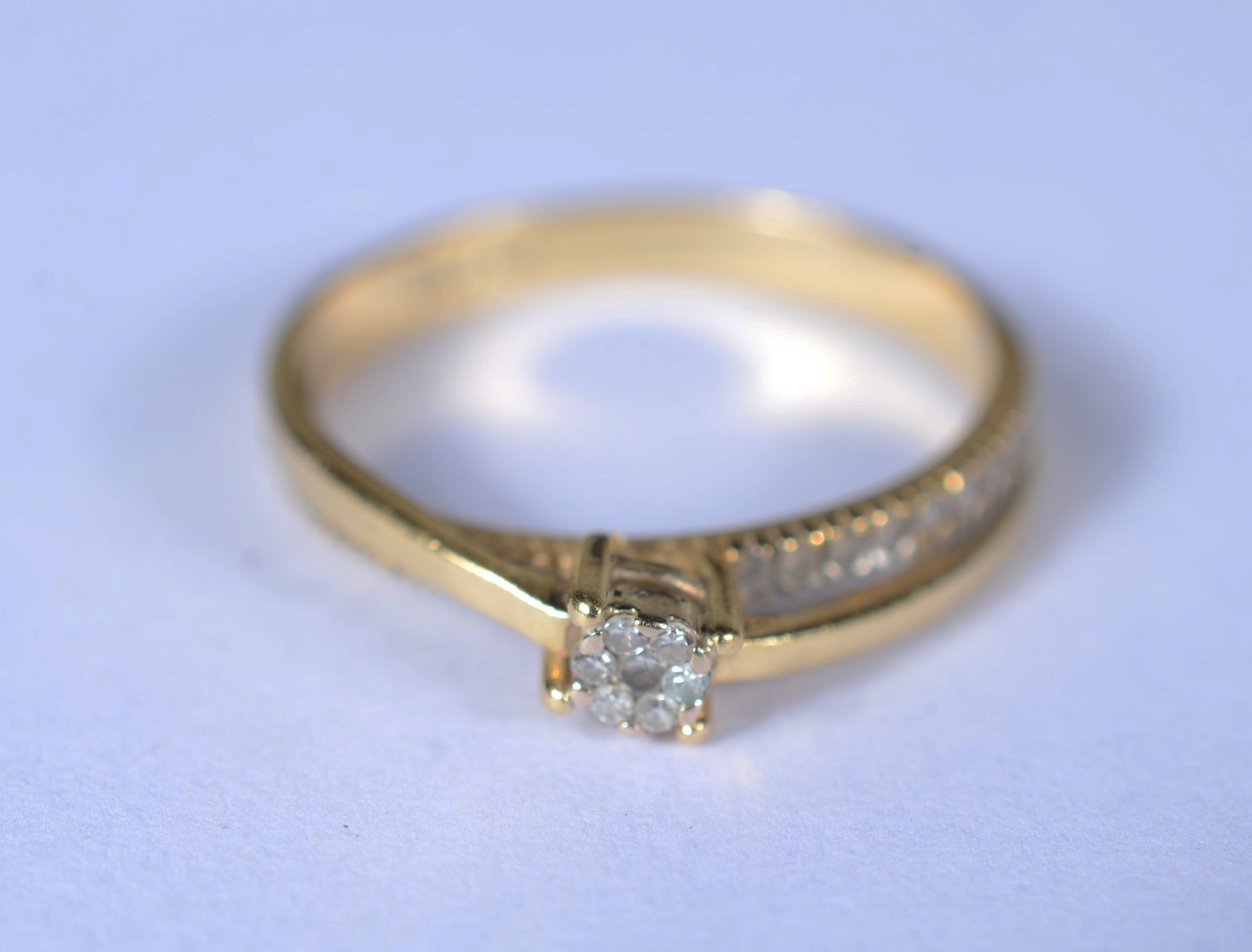 Anel de ouro 18 k., cravejado com safiras brancas, aro 15. (Por... - foto 3 de 10