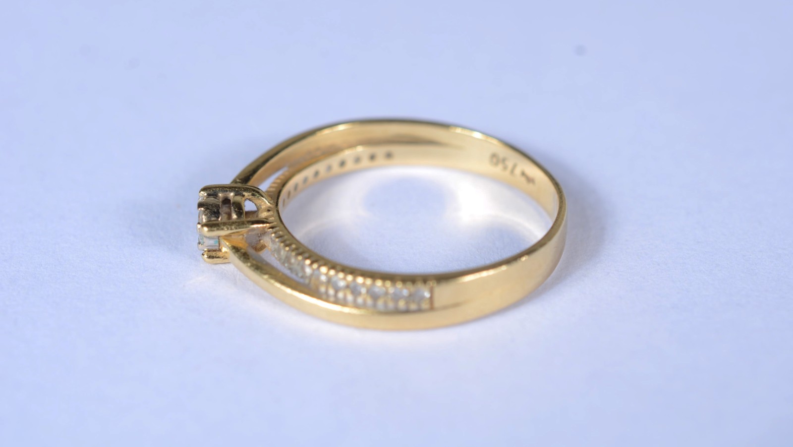 Anel de ouro 18 k., cravejado com safiras brancas, aro 15. (Por... - foto 5 de 10