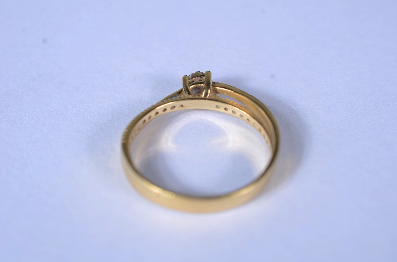 Anel de ouro 18 k., cravejado com safiras brancas, aro 15. (Por... - foto 6 de 10