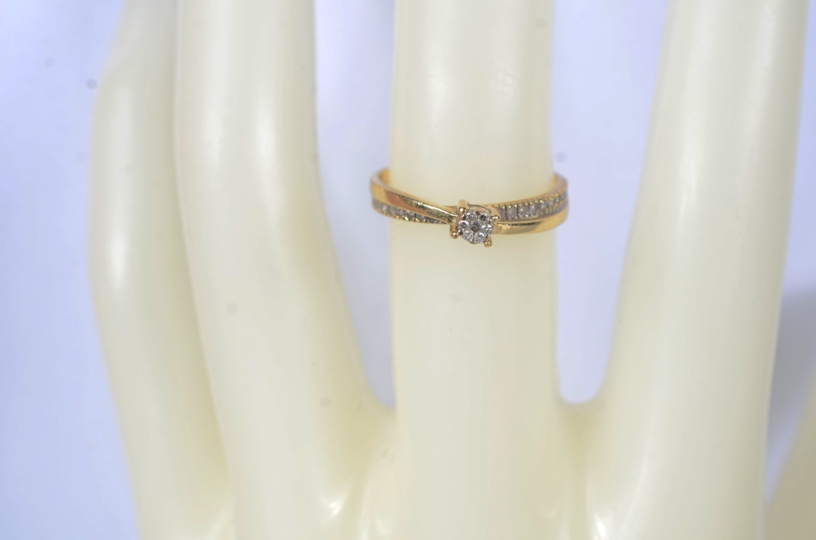 Anel de ouro 18 k., cravejado com safiras brancas, aro 15. (Por... - foto 9 de 10