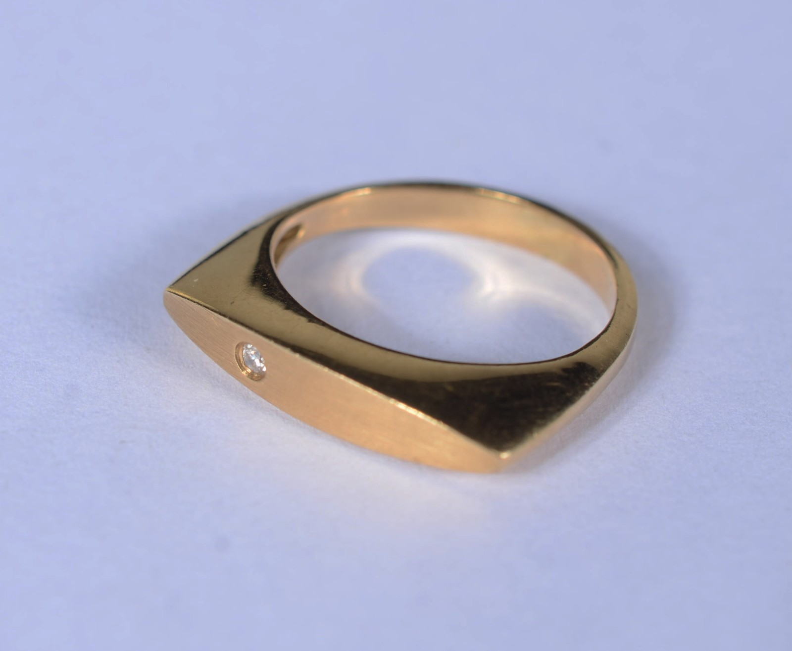 Anel de ouro 18 k., contraste 750 com brilhante, aro 12. (Por motivos... - foto 1 de 8