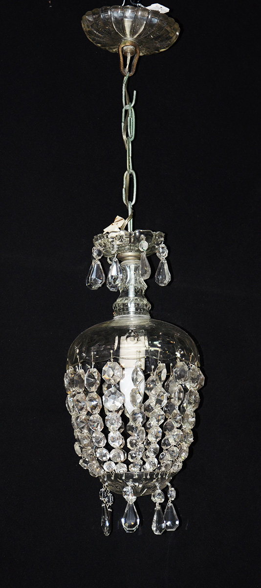 Lanterna de cristal feitio pera com pontas lapidadas. Altura 70 cm.
